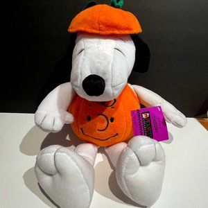 Vintage NWT Hallmark halloween Snoopy in jack o lantern plush charlie brown EUC